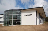 Lamp-Gustav LampGustaf, Bollebygd Om- och tillbyggnad av kontorsdel och utställningslokaler i två plan för Fagerhults/LampGustaf anläggning vid rv 40 i Bollebygd.