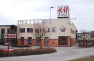 Tillbyggnad av lager i Borås Holmens Gård 1 H&M Rowells, Borås Nybyggnad av H&M:s centrallager på Hultaområdet i Borås. Byggstart januari 1999 Byggkostnad ca 20 mkr F-btkn Byggmånader 8 Entr.