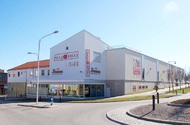 Nybyggnad Sophus Byggtekniskt antal huskroppar 1 st Antal våningar 5 st Antal lägenheter 136 st Bruttoarea 14285 m2 Byggnadsarea 2860 m2 Bruttovolym 41400 m3 Nybyggnad av livsmedelsbutik i jerikodal,