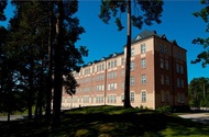 Brf Lagerkransen, Borås På uppdrag av Vasallen har Wäst-Bygg uppfört 44 moderna bostadsrätter i den klassiska kasernen på gamla I15 från 1910- talet i västra Borås.