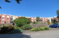 Ombyggnad Flerbostadshus 4700 kvm Byggtekniskt antal huskroppar 1 st Antal våningar 5 st Antal lägenheter 64 st Ombyggnadsarea 4000 m2 Fönsterbyte på flerbostadshus i Nyköping Brf Kaninen Här har