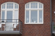 Här har AB Eidar Trollhättans Bostadsbolag använt sig av 82 fönster och fönsterdörrar av modell Haga Projektnamn: Kv Järven 2 Ordernr:10929 Ort: Trollhättan Län: Västra Götalands Län Byggstart april
