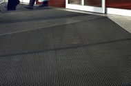 Tele2 Arena Sommaren 2013 färdigställdes Tele2 Arena och i entréerna lades mattan Matting Effektiv. En konsertkväll med fullsatt arena kan innebära 45.000 besökare, det kräver sin matta.