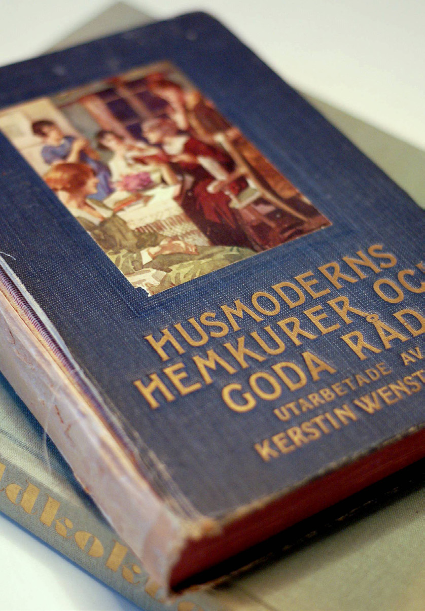 Husmor informerar Hej! Vi kommer säkert att ses under hösten. Jag heter Agneta Kossowski och är kyrkans nya husmor. Vem är du? Husmor.