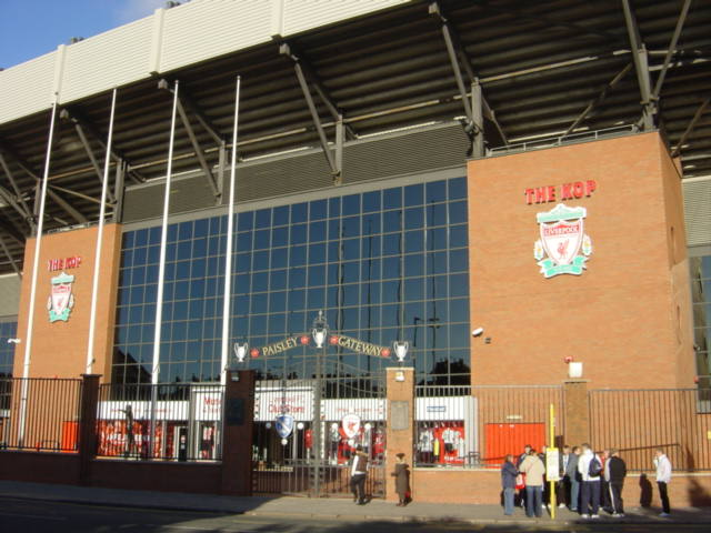 Anfield & sittplatser på The Kop Om Anfield är en stolthet för Liverpool supportrarna så är det inget emot vad de tycker om The Kop.