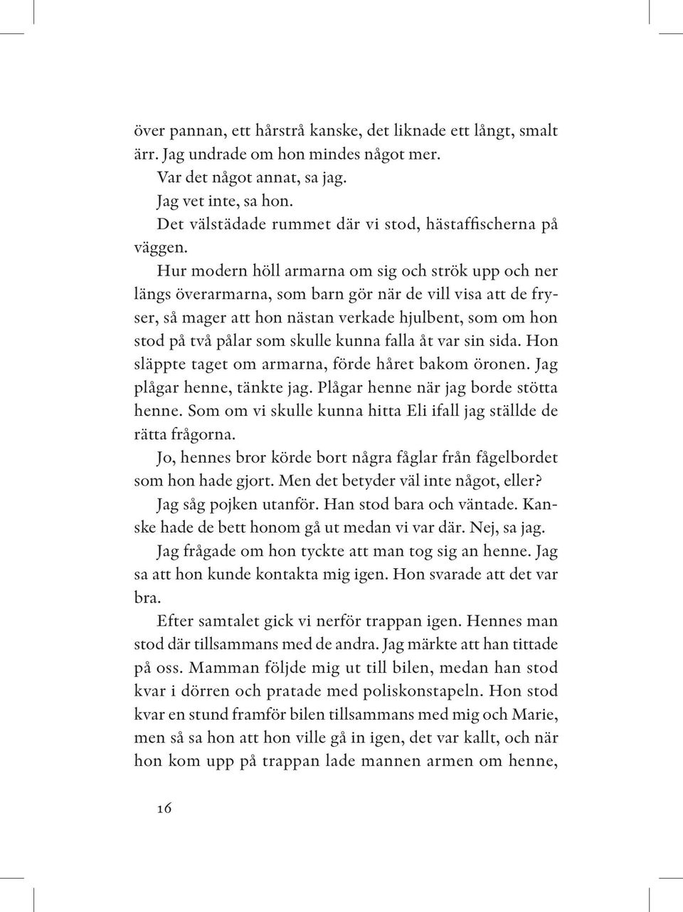 Hur modern höll armarna om sig och strök upp och ner längs överarmarna, som barn gör när de vill visa att de fryser, så mager att hon nästan verkade hjulbent, som om hon stod på två pålar som skulle