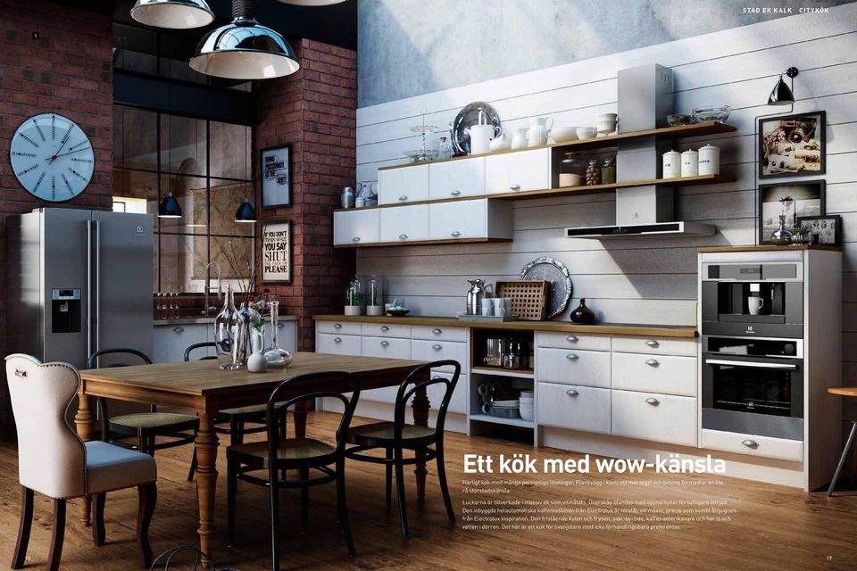 Överskåp blandas med öppna hyllor för luftigare intryck.