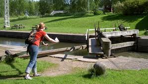 Slussarnas bredd i portöppningen 7,2-7,6 m. Farledsbredd i spängd kanal minst 7,13 meter och i grävd kanal minst 14,26 meter. Kanalsidornas lutning högst 30 grader d.v.s. minst 26 m vid vattenyta.