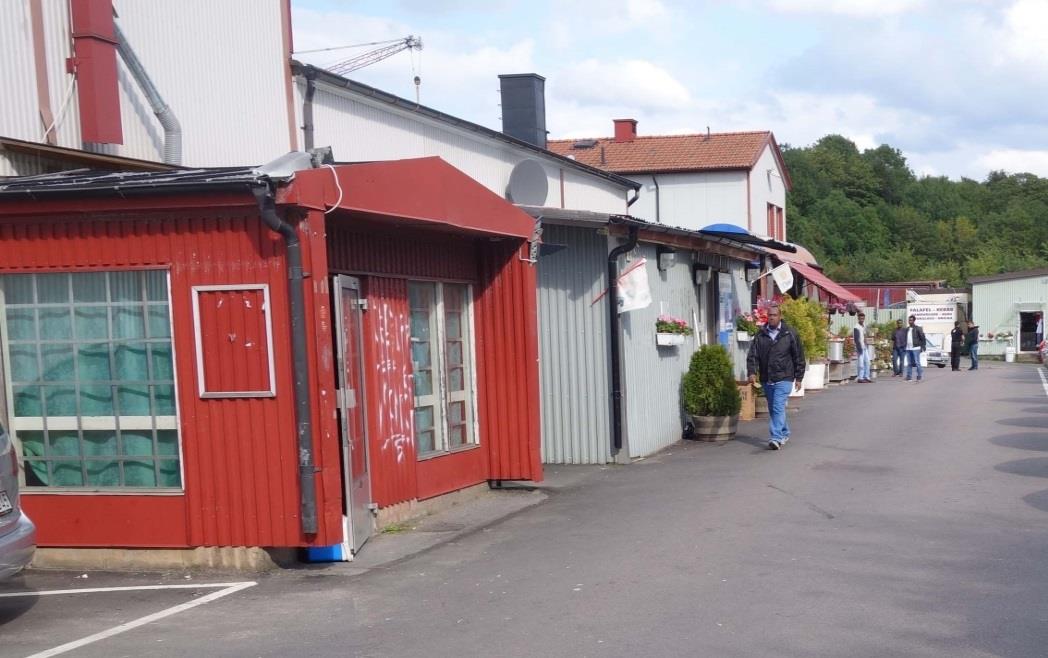 FASADER & SKYLTNING ZON 3 Otydlig skyltning Exempel på obefintlig skyltning i Zon 3. Här ligger t.ex. en moské, restaurang, klädbutik och frisör. Fasad med obefintlig, otydlig och daterad skyltning.