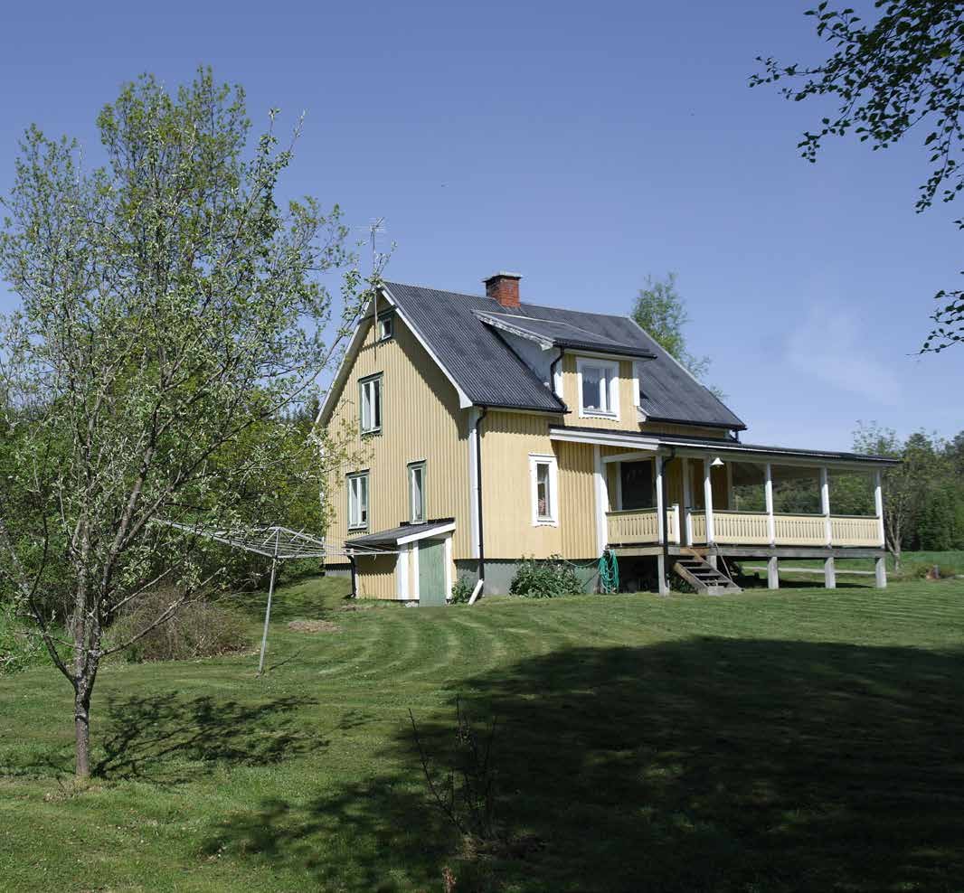 NATURSKÖNT VID VATTEN Äldre småbruk med välskötta byggnader i rofyllt läge i den lilla skogsbyn Björsjö, NV Ljusdal. Gården är belägen i öppen ljus lantmiljö med skogen i ryggen.