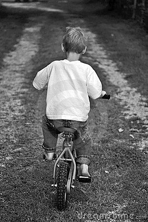 En person som vill lära sig cykla kan vända sig till en terapeut, konsult, mentor, eller coach Terapeuten uppmuntrar personen att tala om sin rädsla för att lära sig cykla.