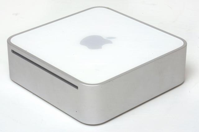 3.2 Komponenter Hårdvarudelen innehåller flertalet komponenter listade enligt nedan. 3.2.1 Dator Datorn är en Mac Mini med 1,6 MHz Intel Core processor och 2 GB RAM-minne.