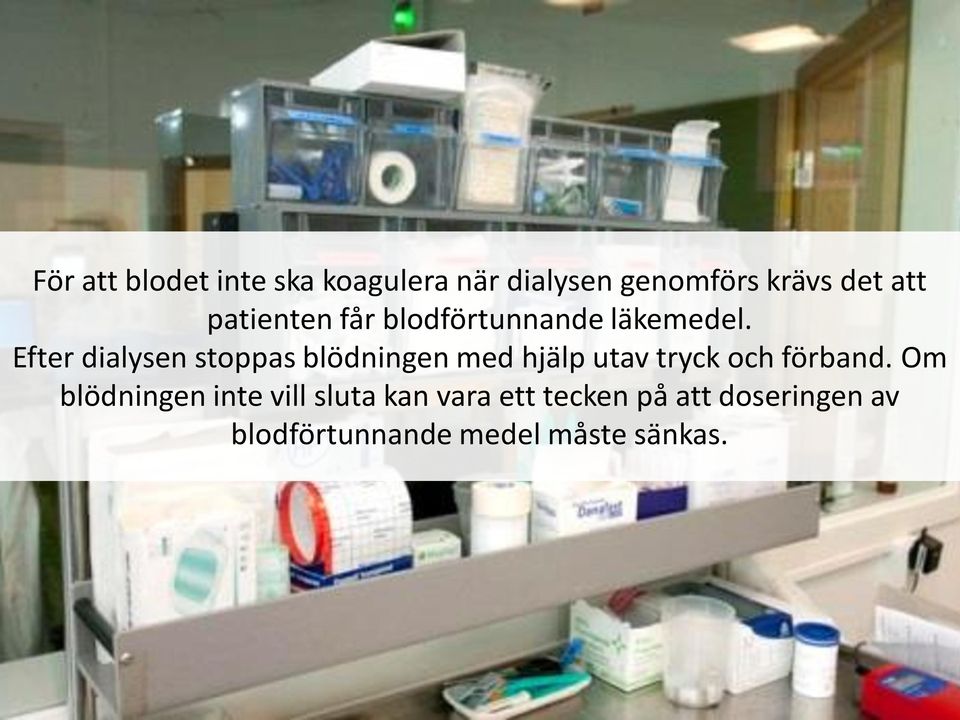 Efter dialysen stoppas blödningen med hjälp utav tryck och förband.