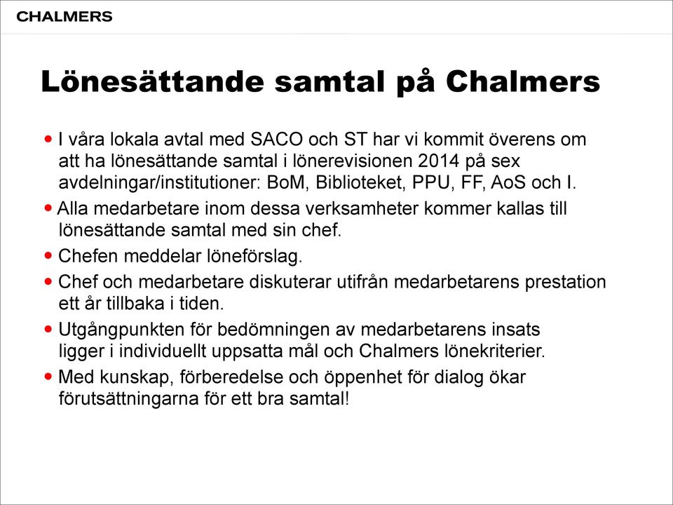 Chefen meddelar löneförslag. Chef och medarbetare diskuterar utifrån medarbetarens prestation ett år tillbaka i tiden.
