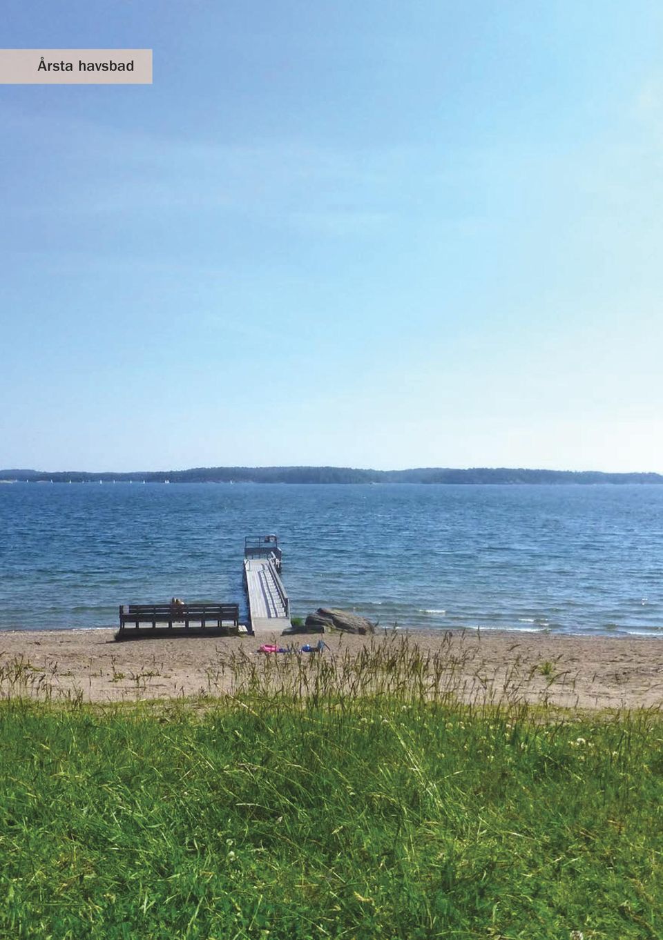 Det var dans onsdag, lördag och söndag på dansbanan nere mot stranden. På midsommar kom det stora lass med barn med hästskjuts och det var dans med lekledare, och orkestern spelade.