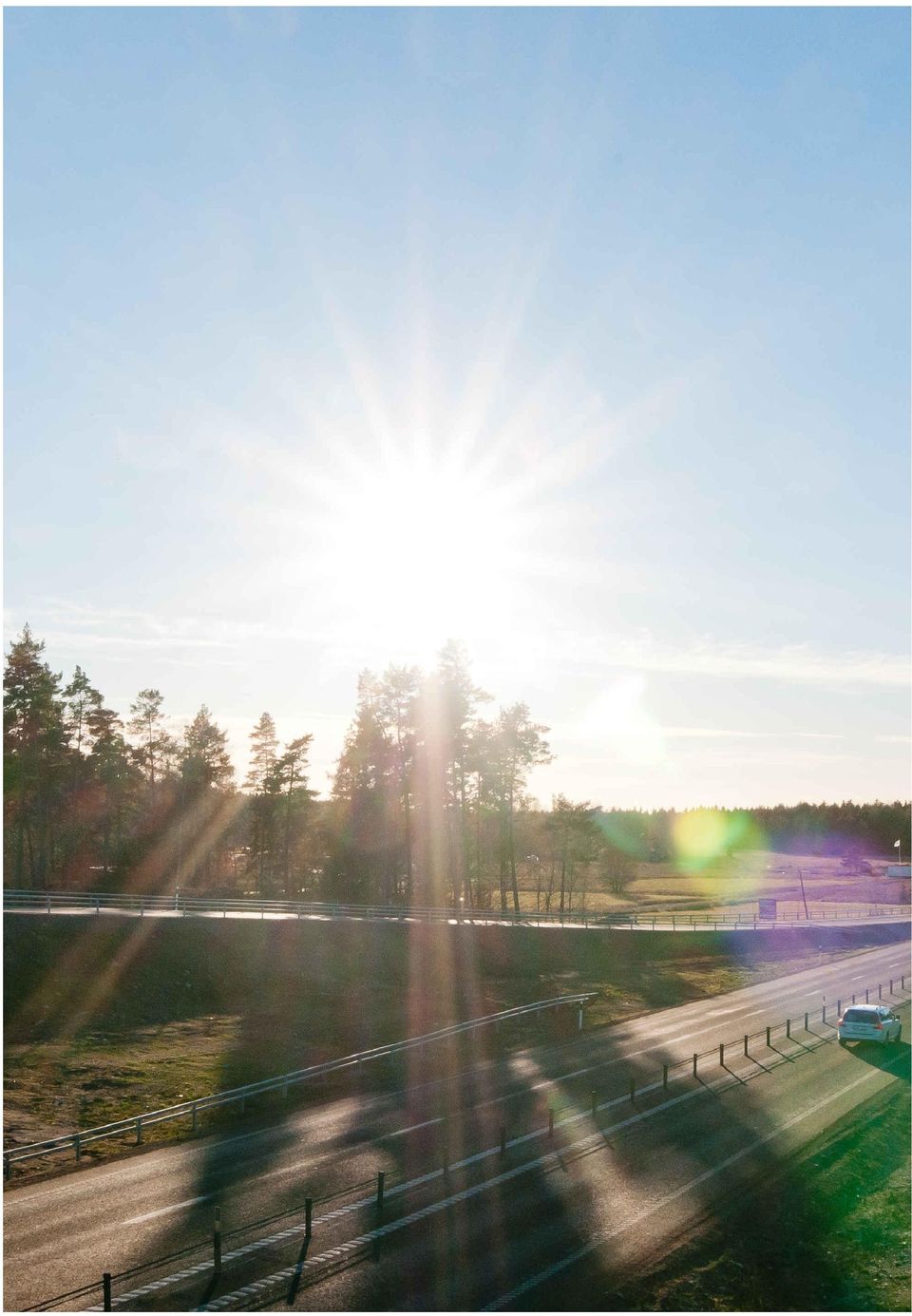 sovrumsavdelning med stort sovrum med ljusinsläpp i två väderstreck och förvaring i tre garderober, kaklat badrum med separat tvättdel samt sovrumshall med utgång till trädgården.