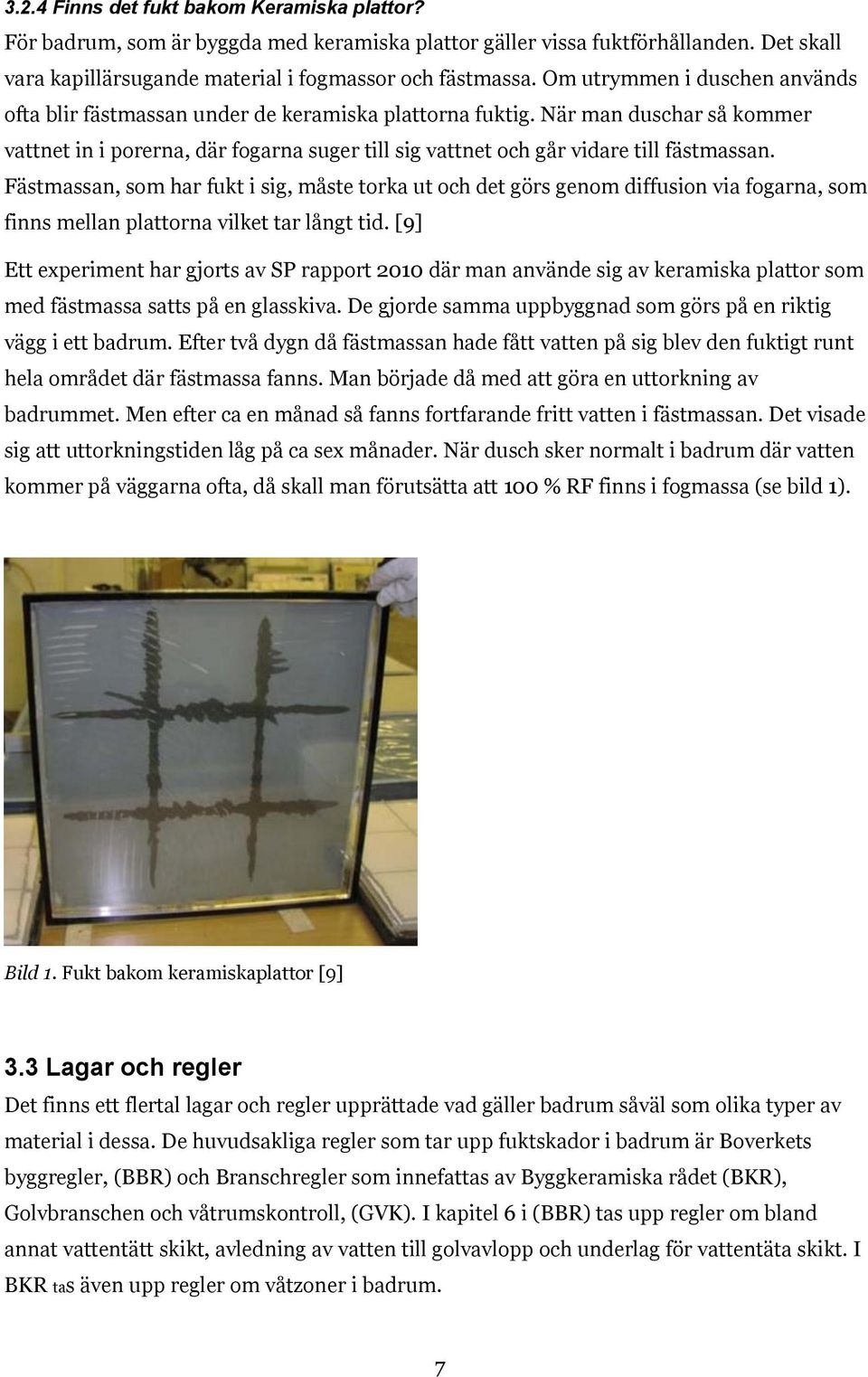 När man duschar så kommer vattnet in i porerna, där fogarna suger till sig vattnet och går vidare till fästmassan.