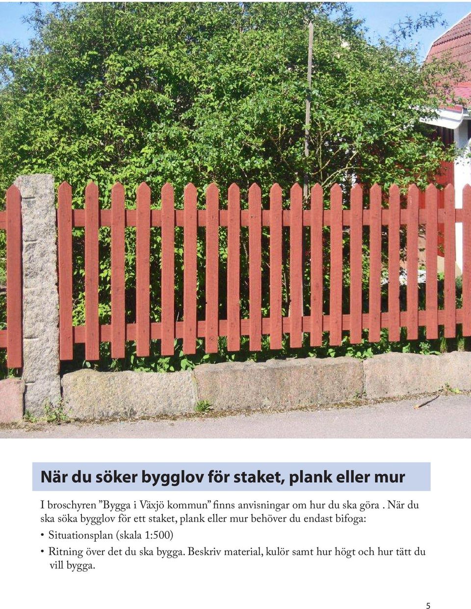 När du ska söka bygglov för ett staket, plank eller mur behöver du endast bifoga: