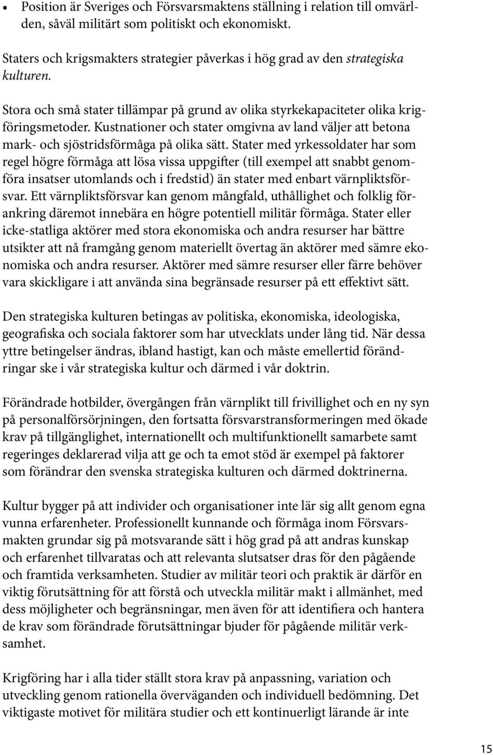 Kustnationer och stater omgivna av land väljer att betona mark- och sjöstridsförmåga på olika sätt.