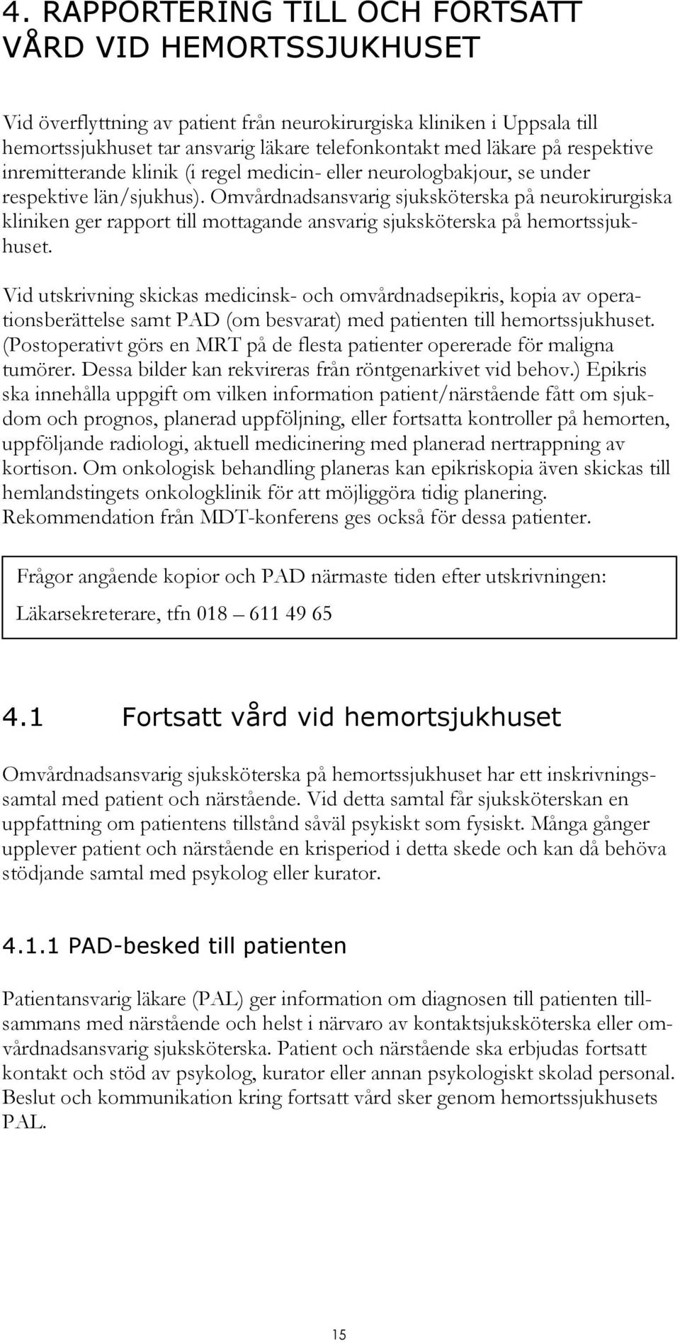 Omvårdnadsansvarig sjuksköterska på neurokirurgiska kliniken ger rapport till mottagande ansvarig sjuksköterska på hemortssjukhuset.