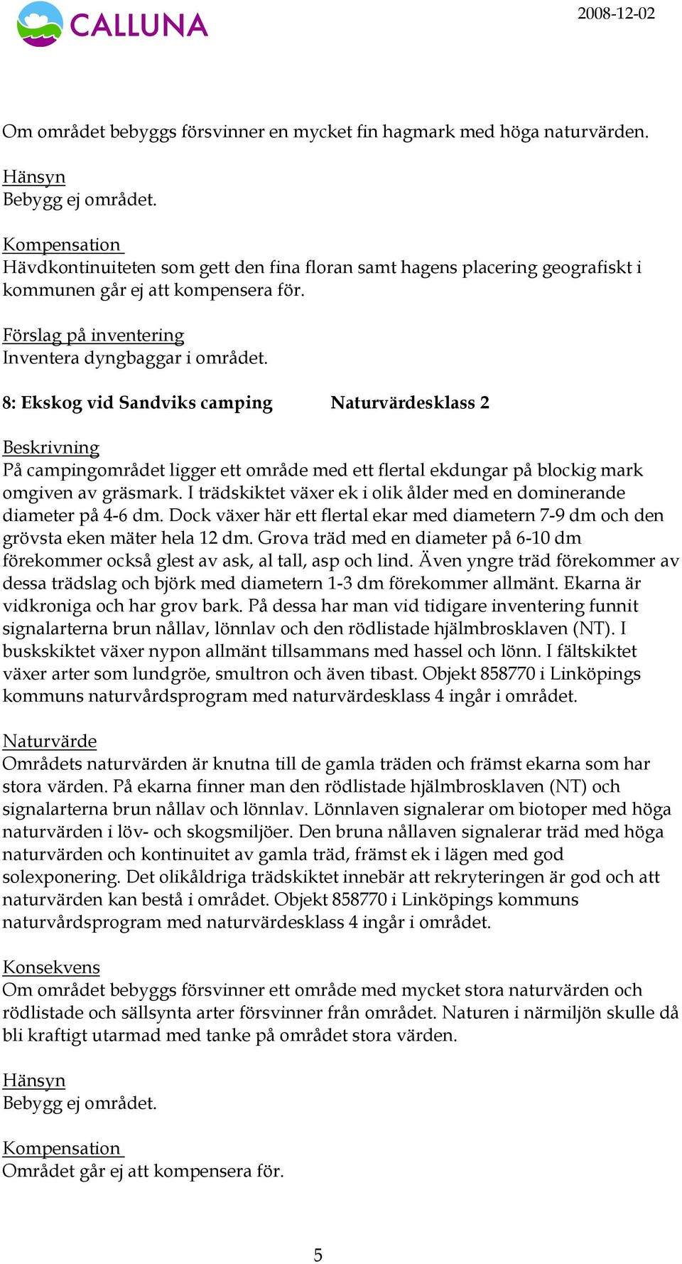8: Ekskog vid Sandviks camping sklass 2 På campingområdet ligger ett område med ett flertal ekdungar på blockig mark omgiven av gräsmark.