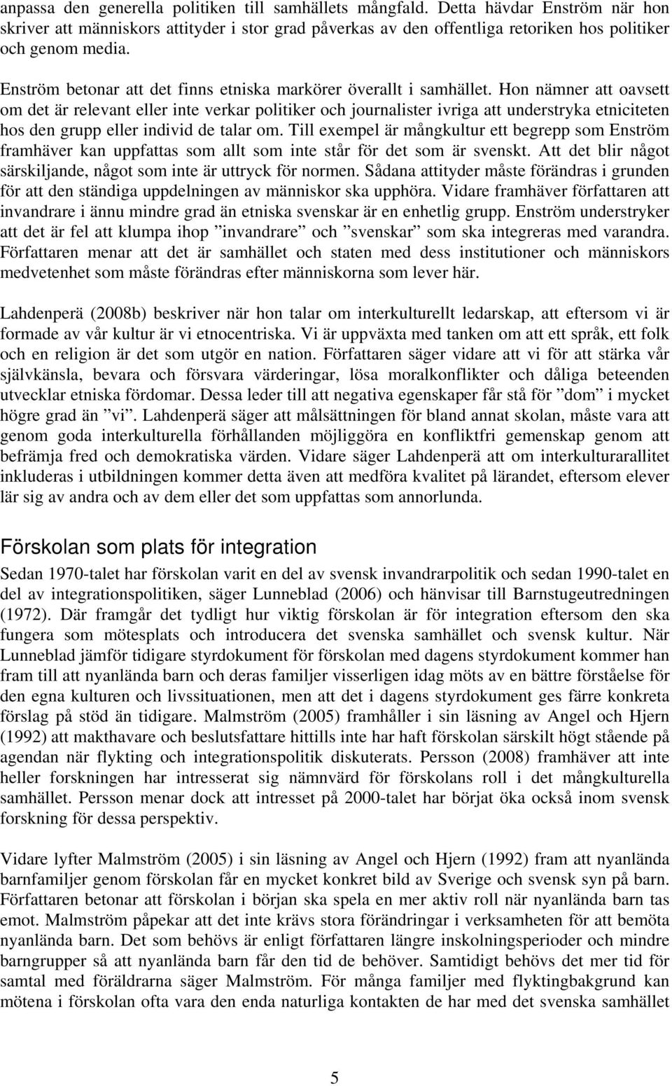 Hon nämner att oavsett om det är relevant eller inte verkar politiker och journalister ivriga att understryka etniciteten hos den grupp eller individ de talar om.