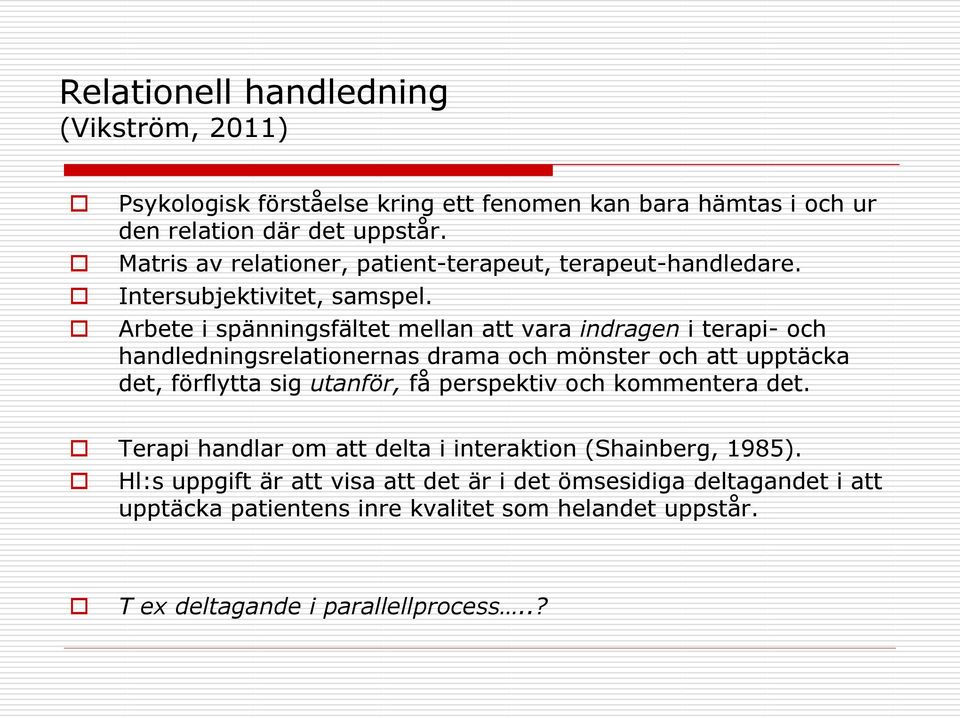 Arbete i spänningsfältet mellan att vara indragen i terapi- och handledningsrelationernas drama och mönster och att upptäcka det, förflytta sig utanför, få