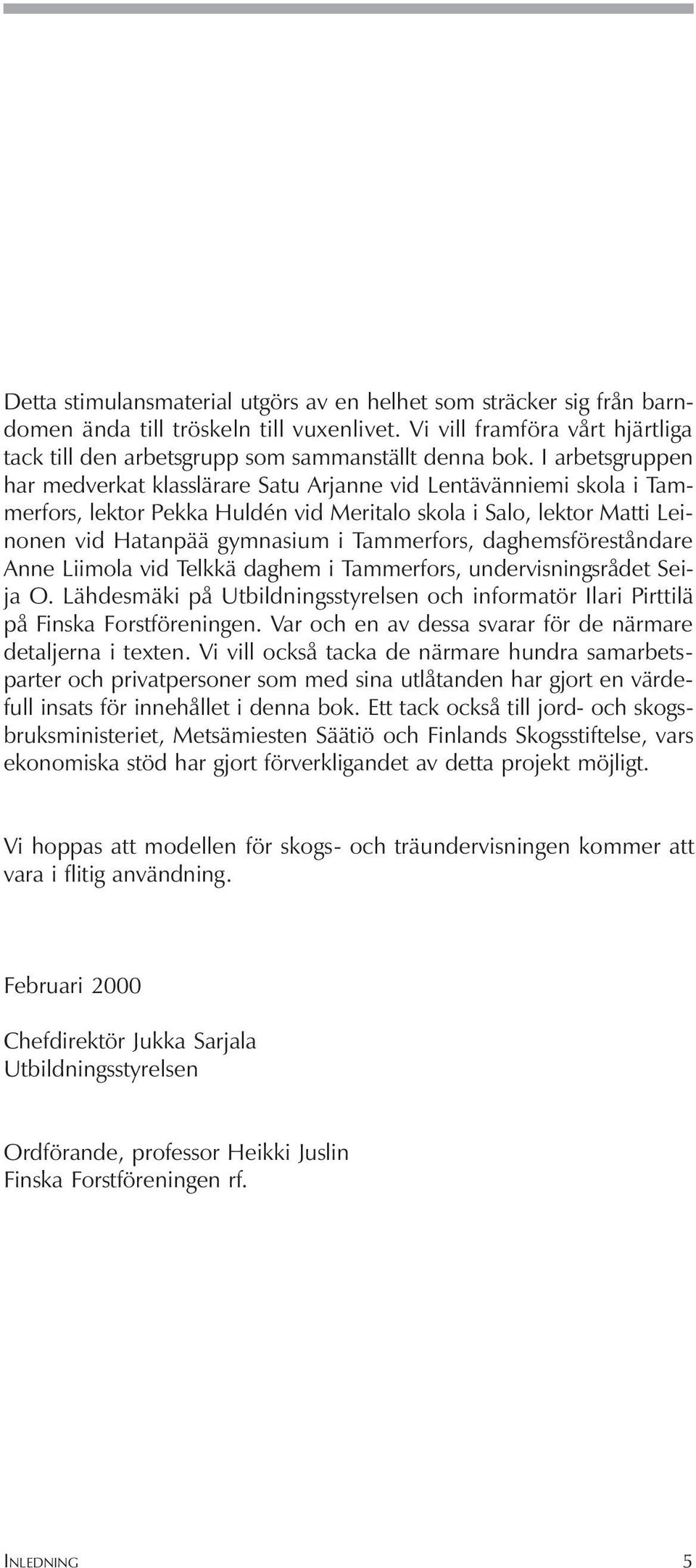 daghemsföreståndare Anne Liimola vid Telkkä daghem i Tammerfors, undervisningsrådet Seija O. Lähdesmäki på Utbildningsstyrelsen och informatör Ilari Pirttilä på Finska Forstföreningen.