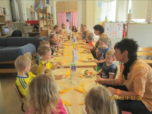 Vi har firat påsk med påskpyssel och en påsklunch. Påsklunch vid långbord för Humlan och Myran.