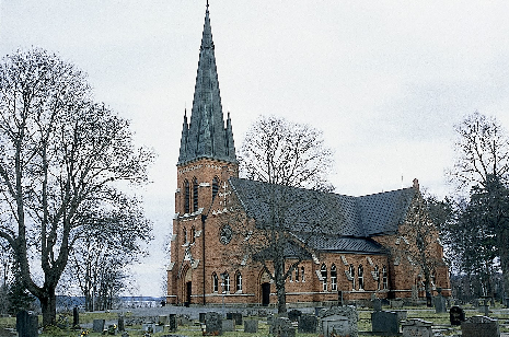 Guldsmedshyttan 27:1, Guldsmedshyttans församling, Lindesbergs kommun, Örebro län BESKRIVNING OCH HISTORIK Foto: Estrid Esbjörnson Kyrkomiljön Guldsmedshyttans kyrka är belägen på en höjd i det