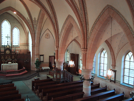 Guldsmedshyttans kyrka är en i nygotisk stil uppförd treskeppig tegelkyrka med tvärskepp, ett lägre utskjutande kor samt sidoplacerat torn.