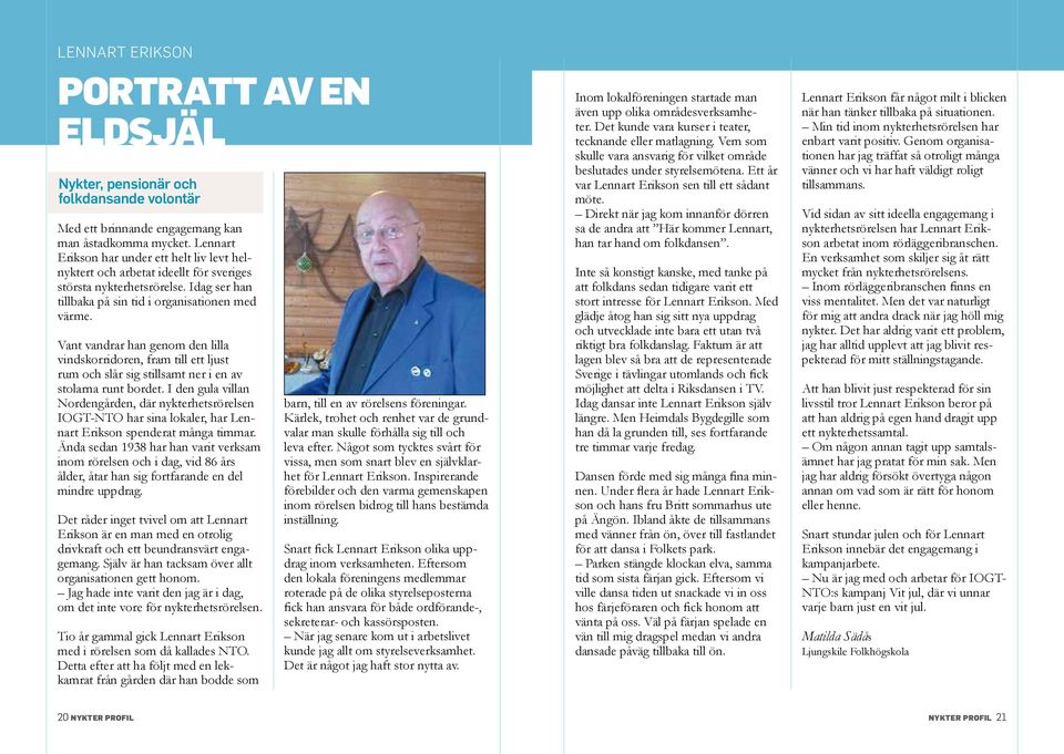 Vant vandrar han genom den lilla vindskorridoren, fram till ett ljust rum och slår sig stillsamt ner i en av stolarna runt bordet.