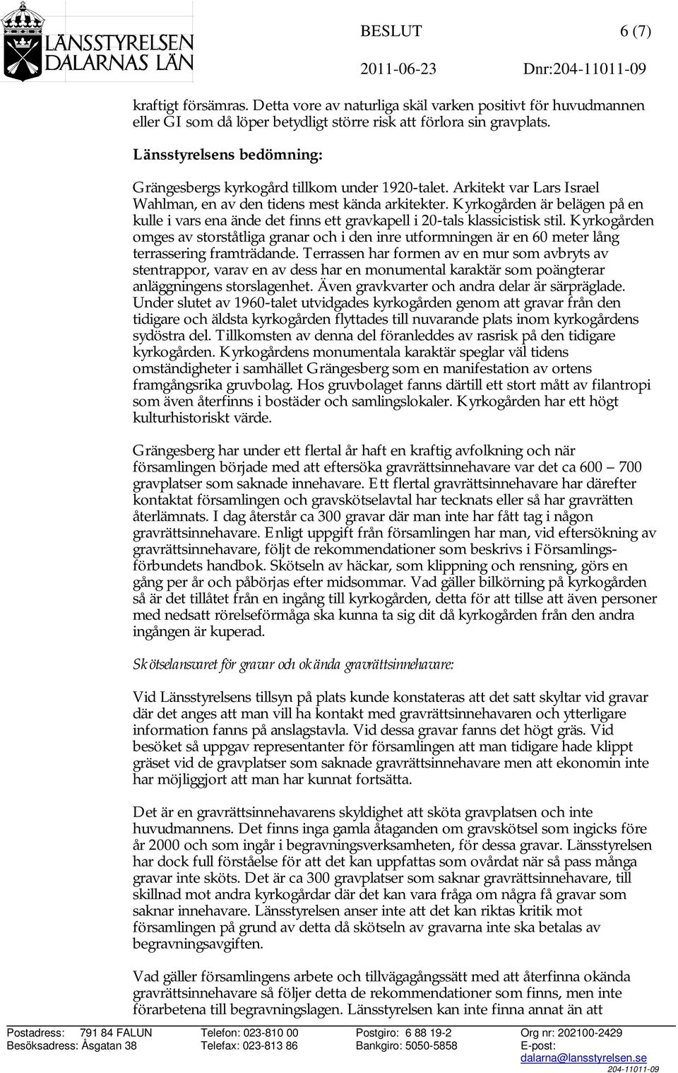 Kyrkogården är belägen på en kulle i vars ena ände det finns ett gravkapell i 20-tals klassicistisk stil.