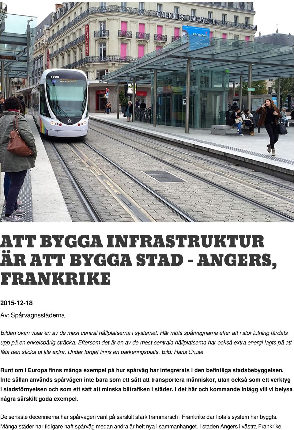 Eftersom det är en av de mest centrala hållplatserna har också extra energi lagts på att låta den sticka ut lite extra. Under torget finns en parkeringsplats.