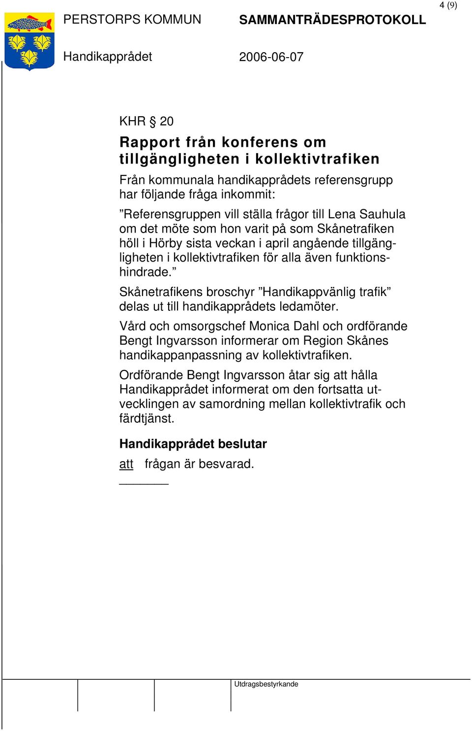 Skånetrafikens broschyr Handikappvänlig trafik delas ut till handikapprådets ledamöter.