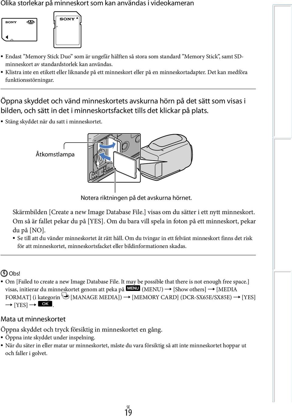 Öppna skyddet och vänd minneskortets avskurna hörn på det sätt som visas i bilden, och sätt in det i minneskortsfacket tills det klickar på plats. Stäng skyddet när du satt i minneskortet.