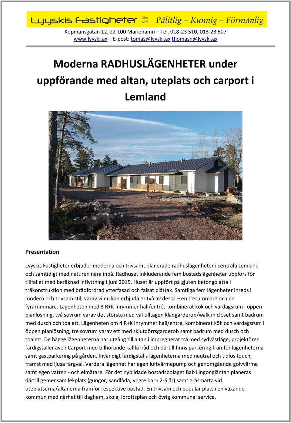 Huset är uppfört på gjuten betongplatta i träkonstruktion med brädfordrad ytterfasad och falsat plåttak.