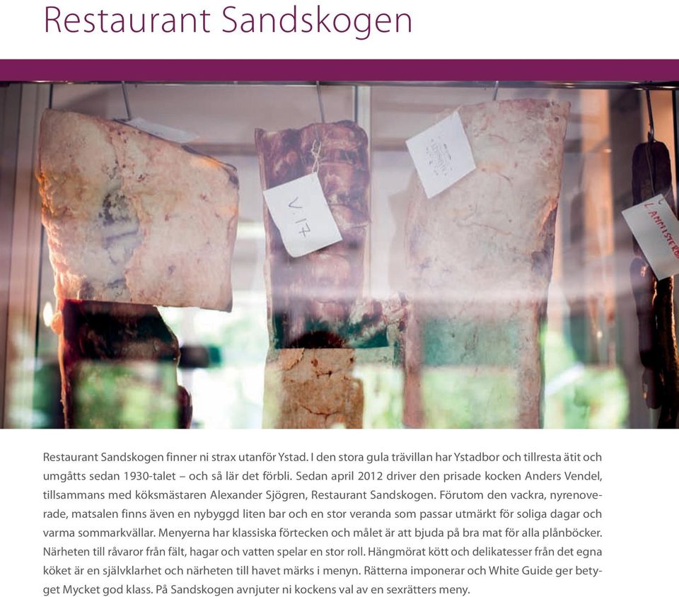 Förutom den vackra, nyrenoverade, matsalen finns även en nybyggd liten bar och en stor veranda som passar utmärkt för soliga dagar och varma sommarkvällar.