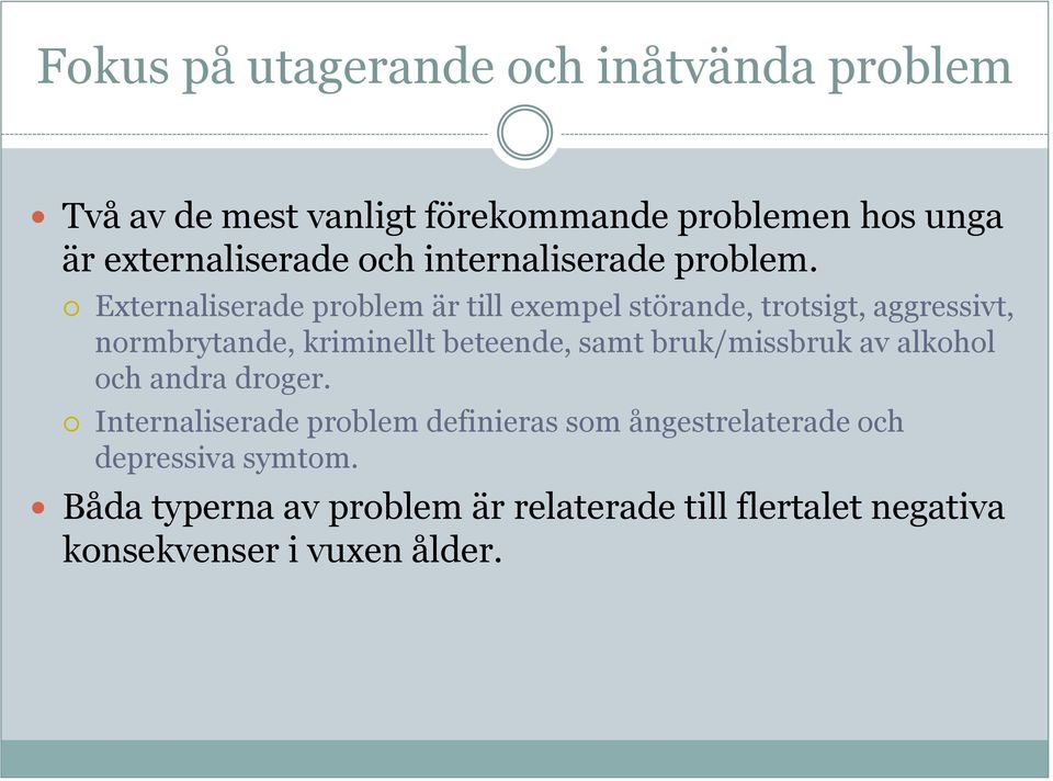 Externaliserade problem är till exempel störande, trotsigt, aggressivt, normbrytande, kriminellt beteende, samt