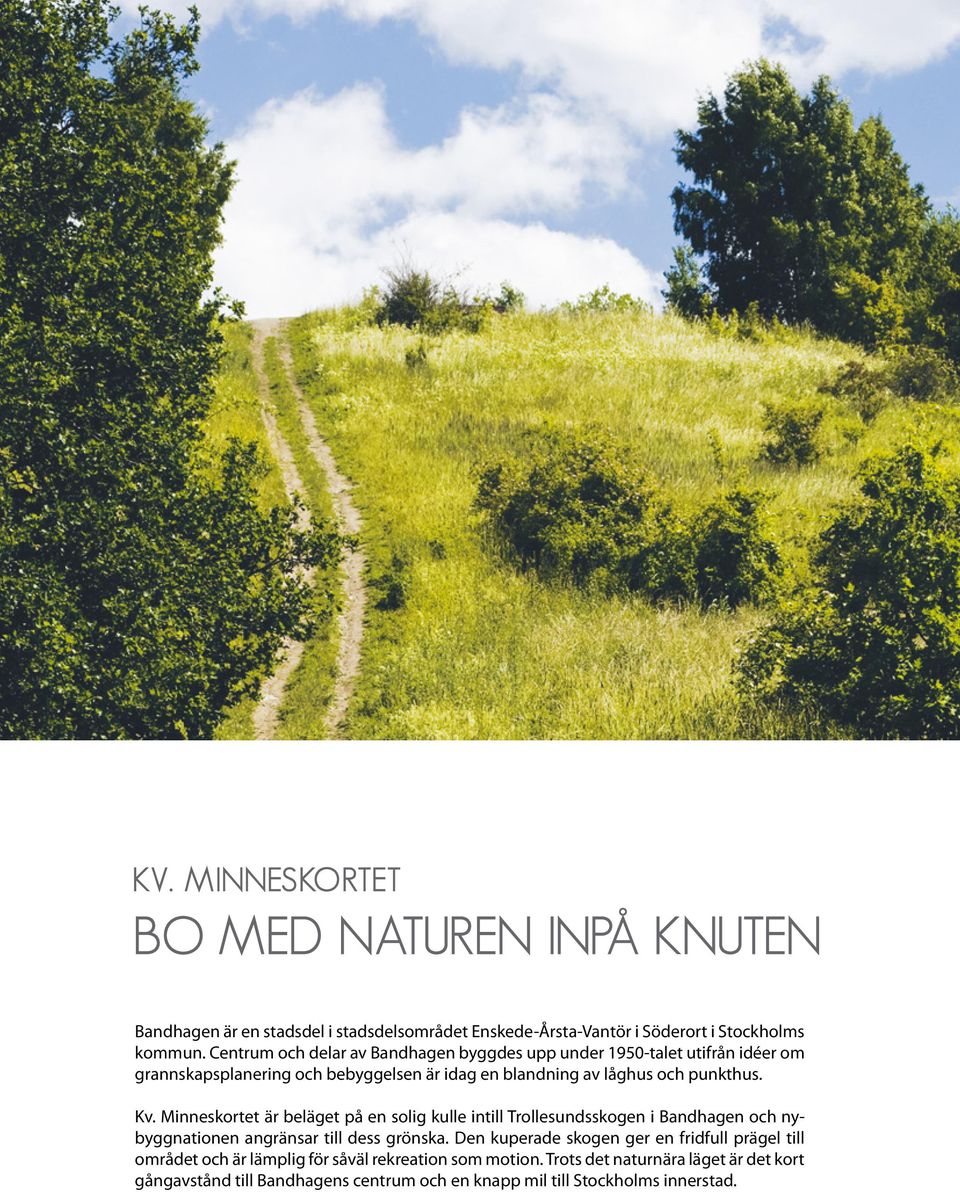 Minneskortet är beläget på en solig kulle intill Trollesundsskogen i Bandhagen och nybyggnationen angränsar till dess grönska.
