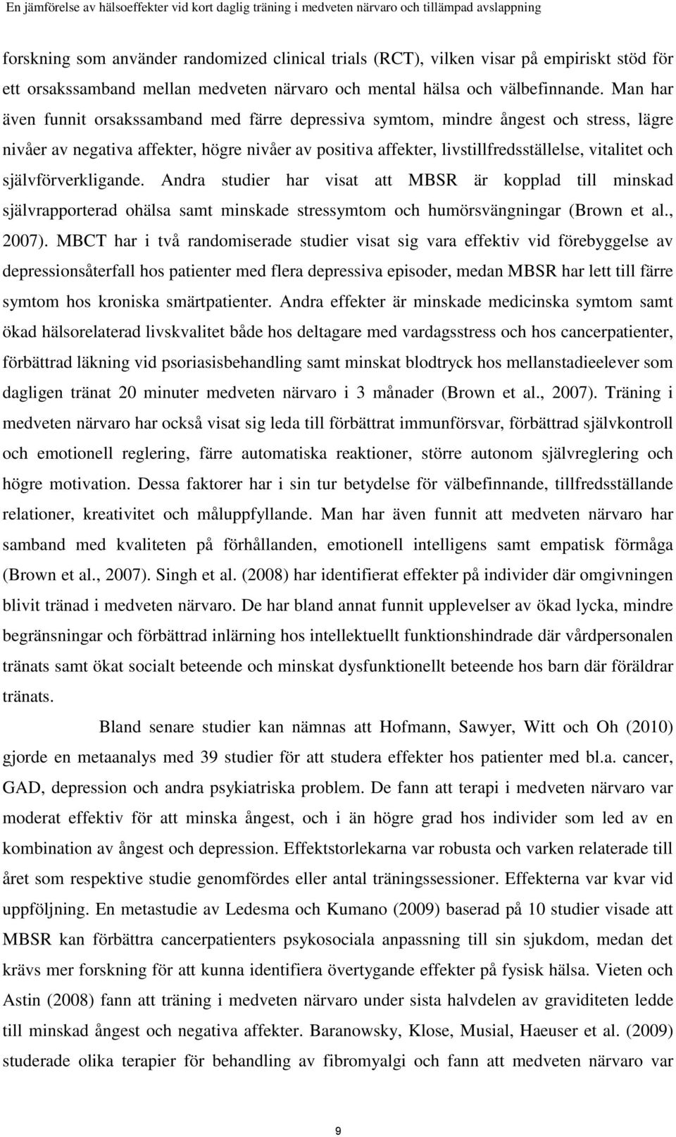 självförverkligande. Andra studier har visat att MBSR är kopplad till minskad självrapporterad ohälsa samt minskade stressymtom och humörsvängningar (Brown et al., 2007).