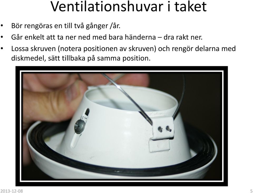 Lossa skruven (notera positionen av skruven) och rengör