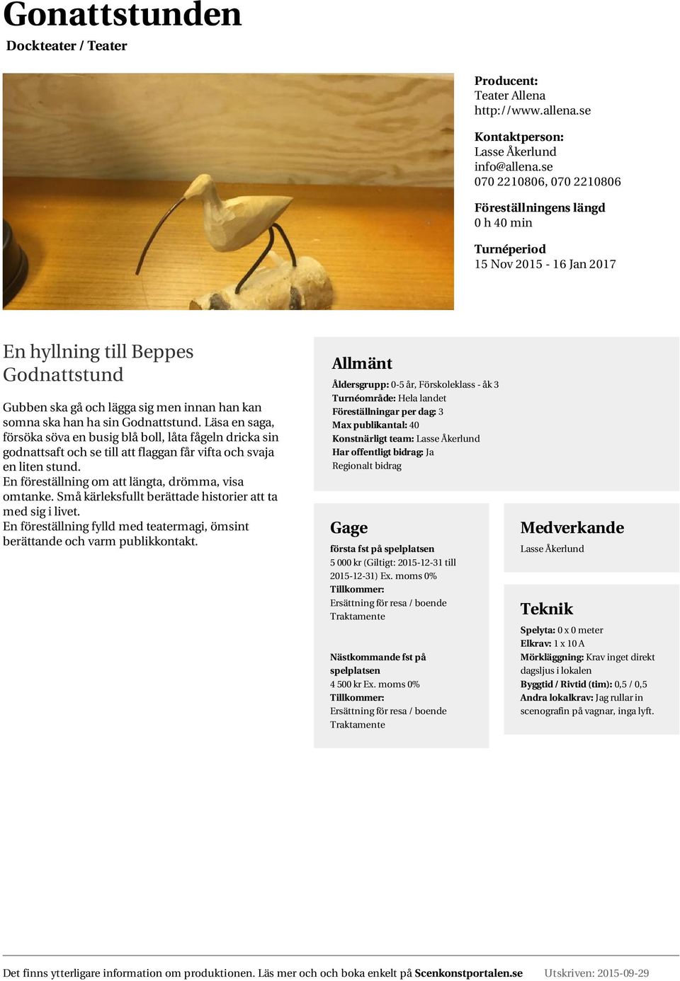 Läsa en saga, försöka söva en busig blå boll, låta fågeln dricka sin godnattsaft och se till att flaggan får vifta och svaja en liten stund. En föreställning om att längta, drömma, visa omtanke.