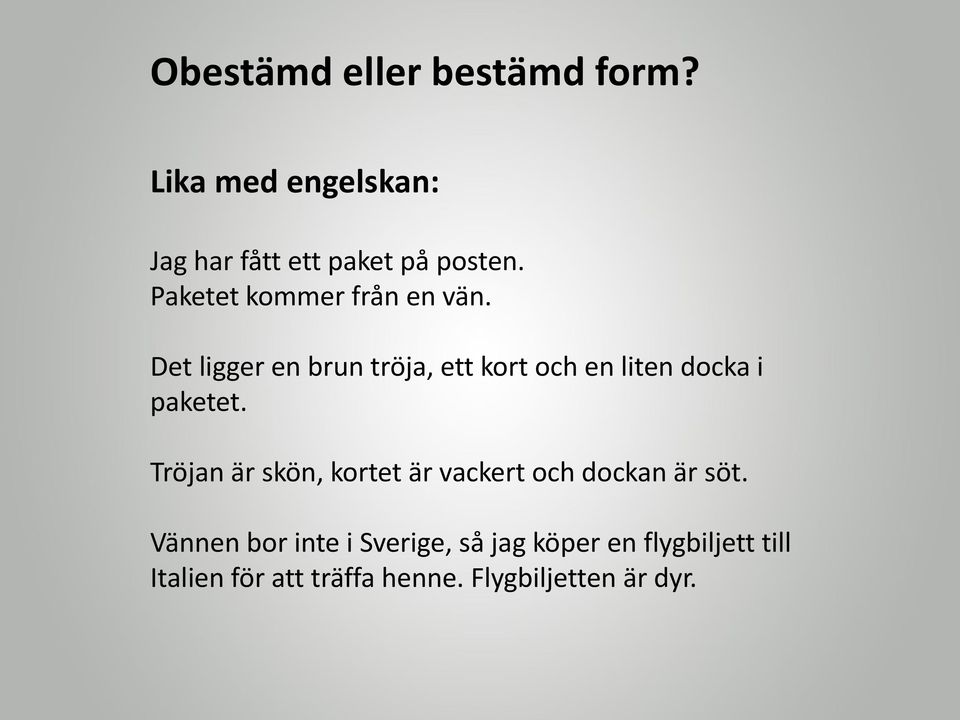 Det ligger en brun tröja, ett kort och en liten docka i paketet.