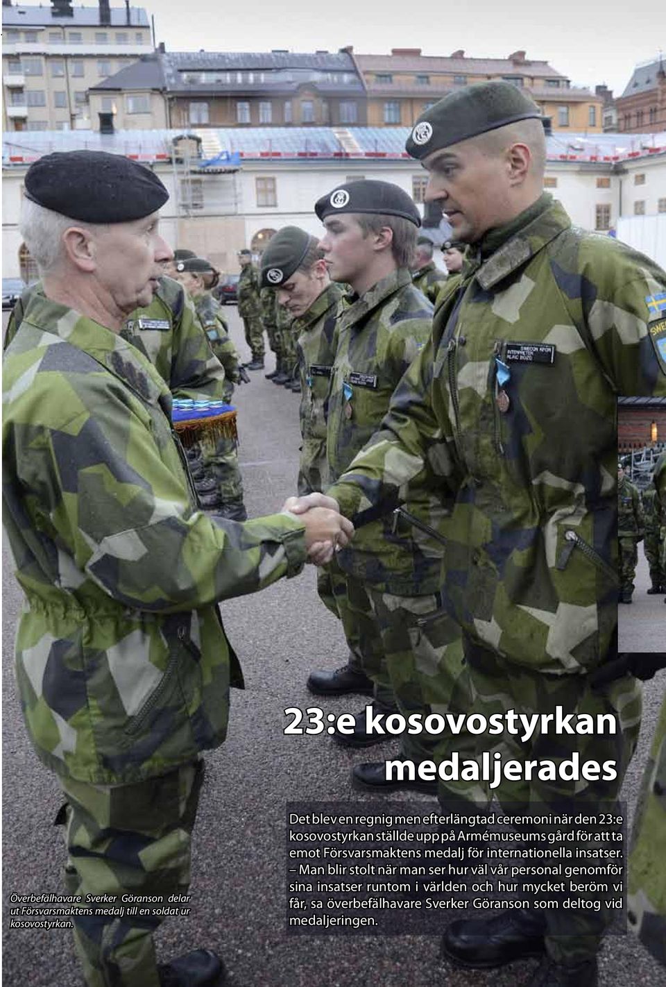 Det blev en regnig men efterlängtad ceremoni när den 23:e kosovostyrkan ställde upp på Armémuseums gård för att ta emot