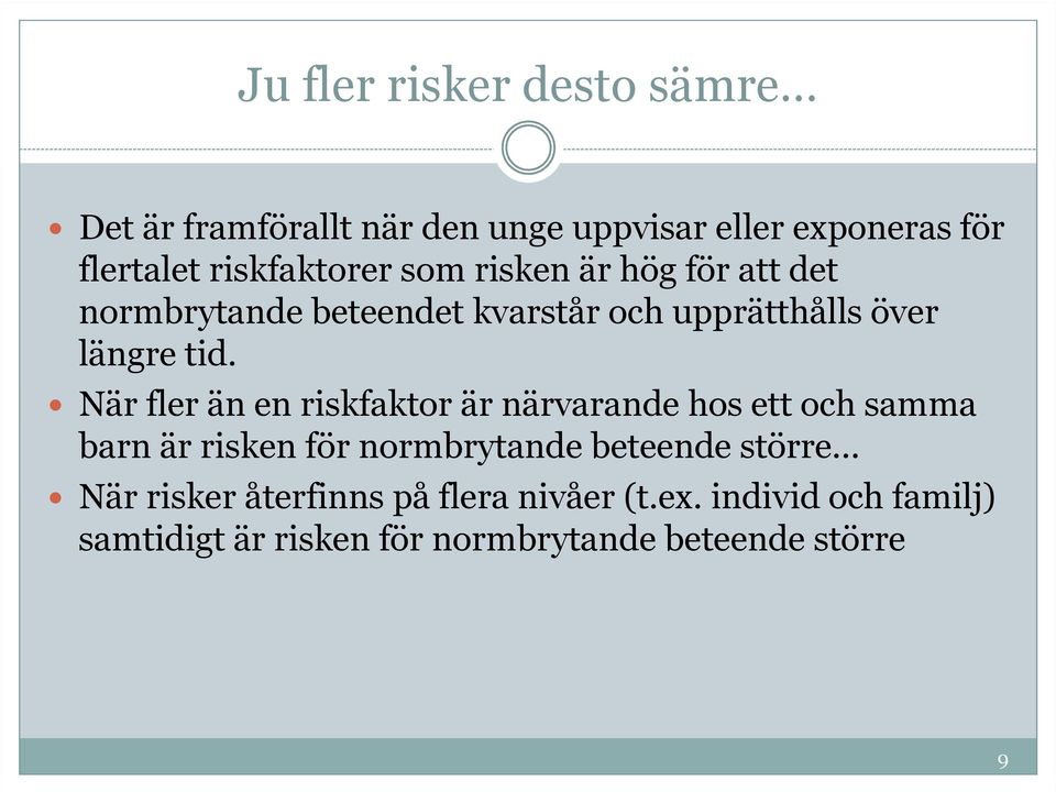När fler än en riskfaktor är närvarande hos ett och samma barn är risken för normbrytande beteende större