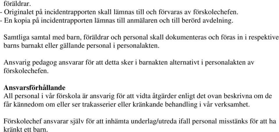 Ansvarig pedagog ansvarar för att detta sker i barnakten alternativt i personalakten av förskolechefen.