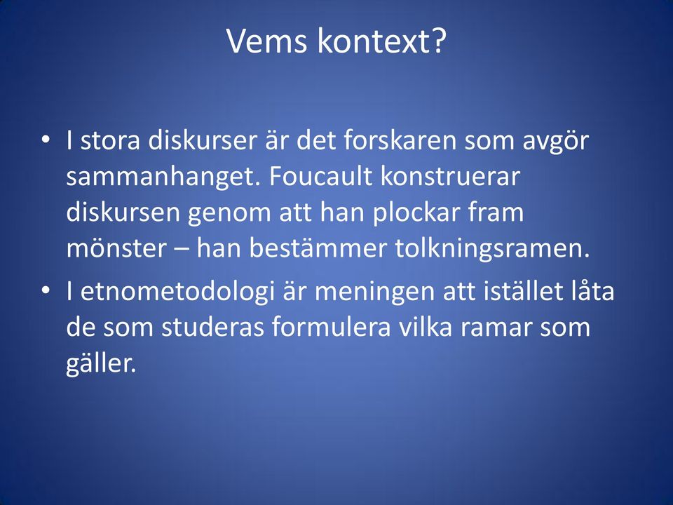Foucault konstruerar diskursen genom att han plockar fram mönster