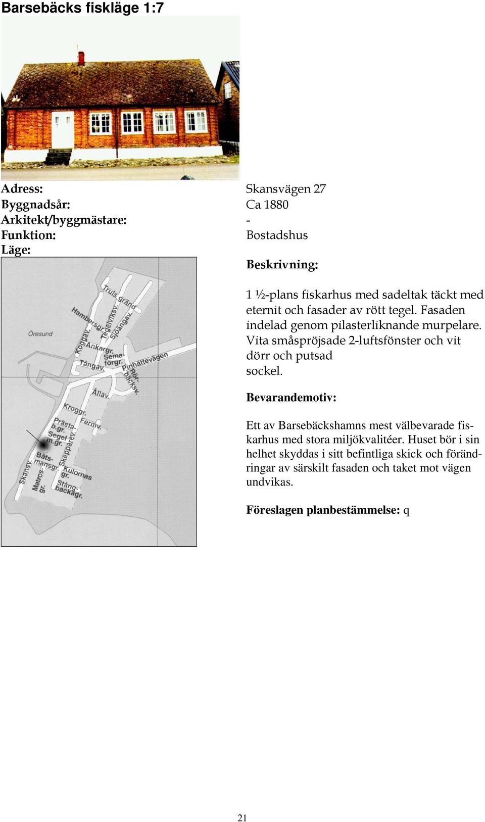 Vita småspröjsade 2-luftsfönster och vit dörr och putsad sockel.