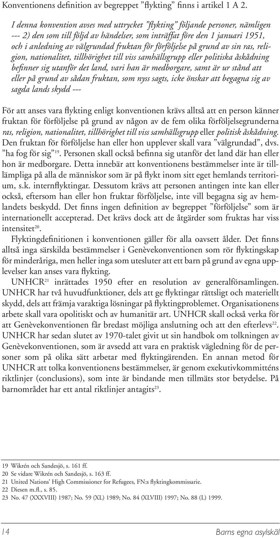 förföljelse på grund av sin ras, religion, nationalitet, tillhörighet till viss samhällsgrupp eller politiska åskådning befinner sig utanför det land, vari han är medborgare, samt är ur stånd att